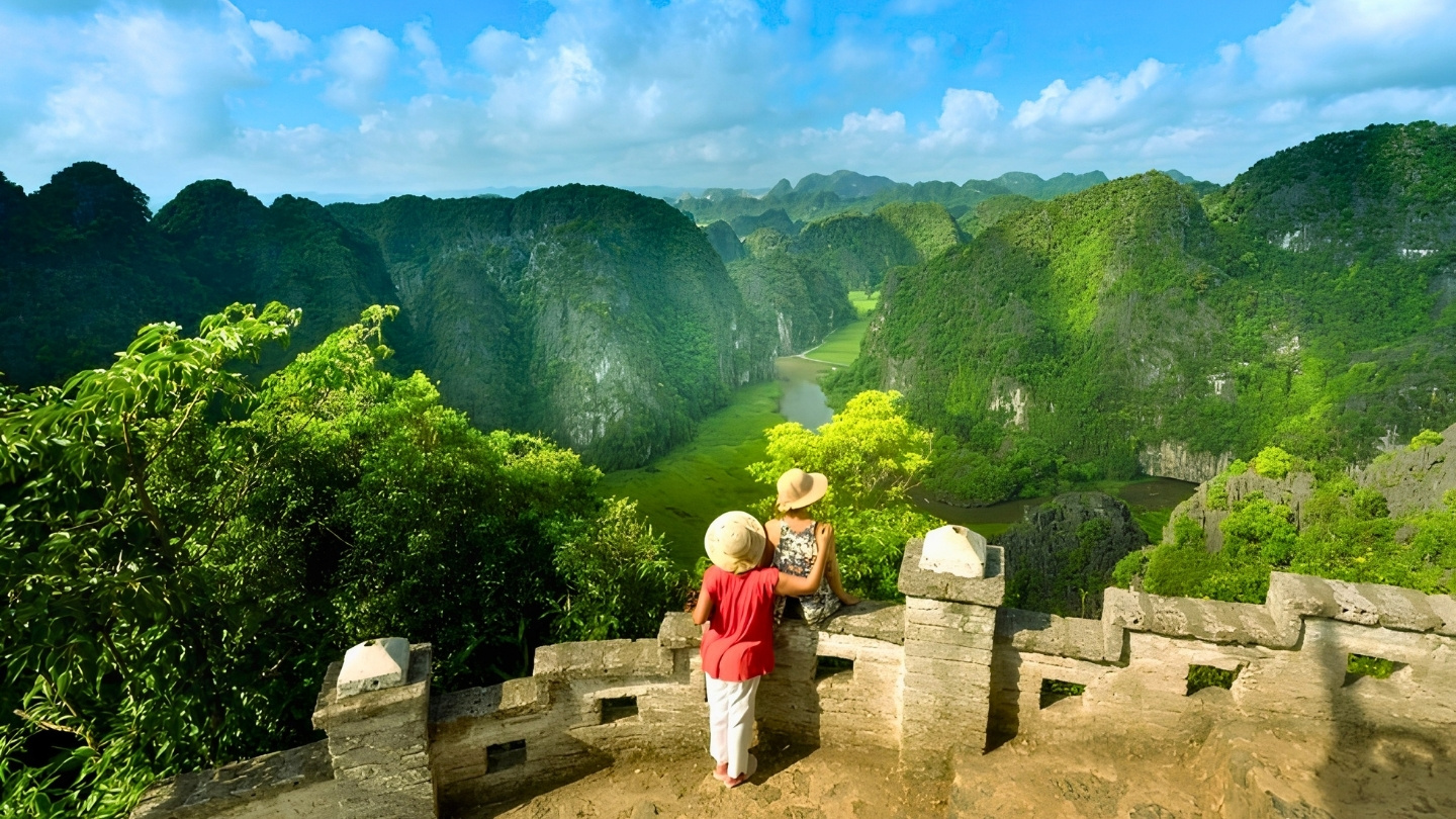 Une vue imprenable sur la rivière Ngô Đồng depuis Hang Mua